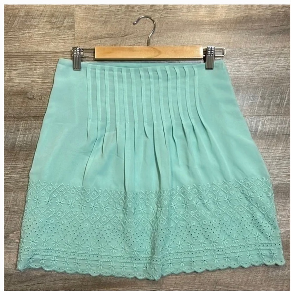 LOFT mint green eyelet skirt with pleated waist size 0